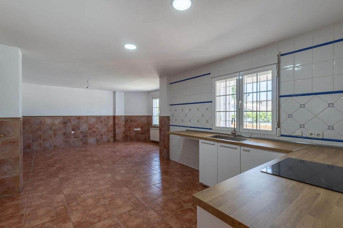 4 soveværelse Villa til salg i Peligros med swimmingpool garage - € 430.000 (Ref: 9118921)