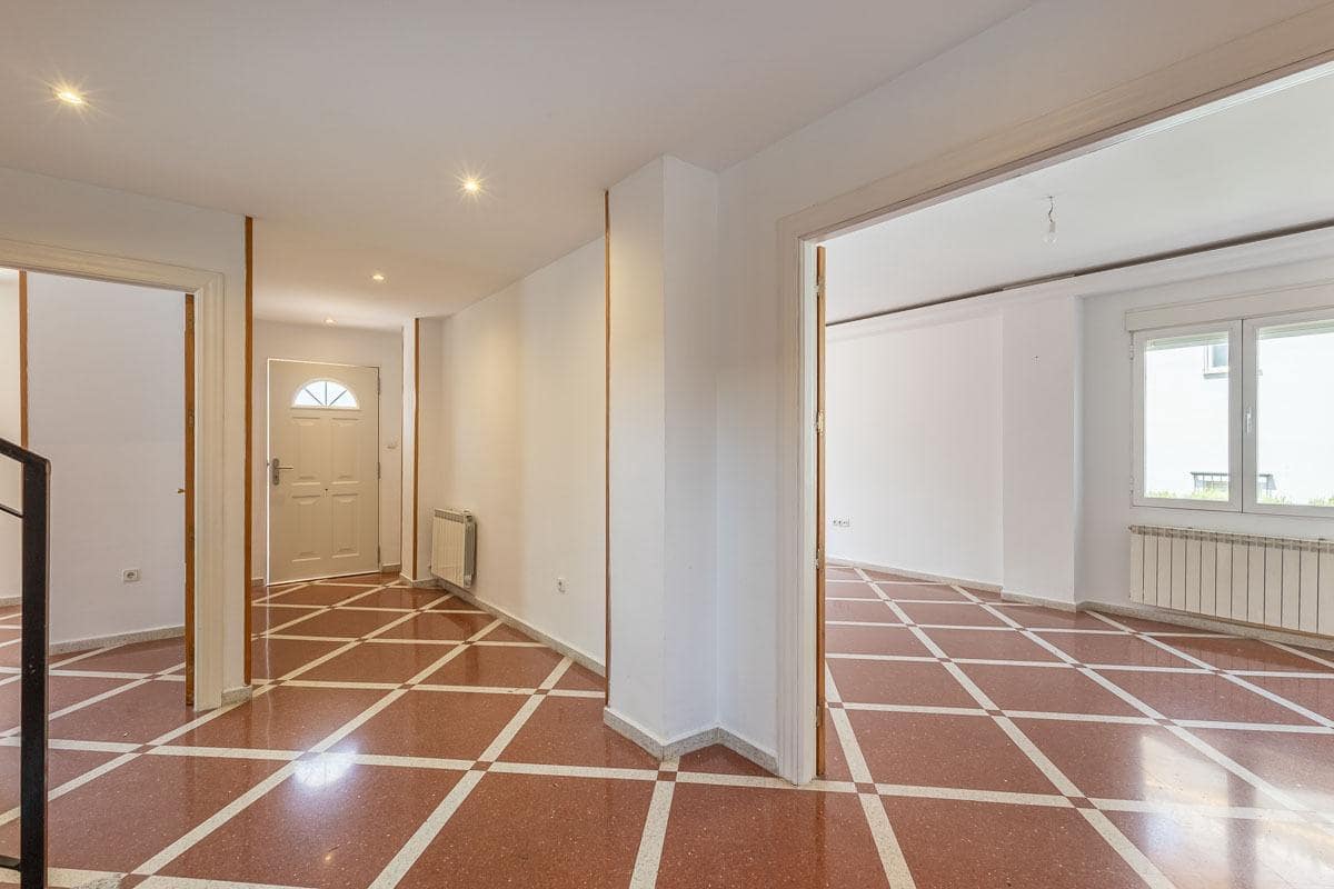 4 soveværelse Villa til salg i Peligros med swimmingpool garage - € 430.000 (Ref: 9118921)