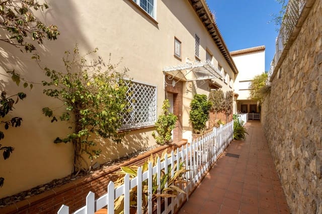 4 Zimmer Reihenhaus zu verkaufen in Granada Stadt mit Pool Garage - 565.000 € (Ref: 9141779)