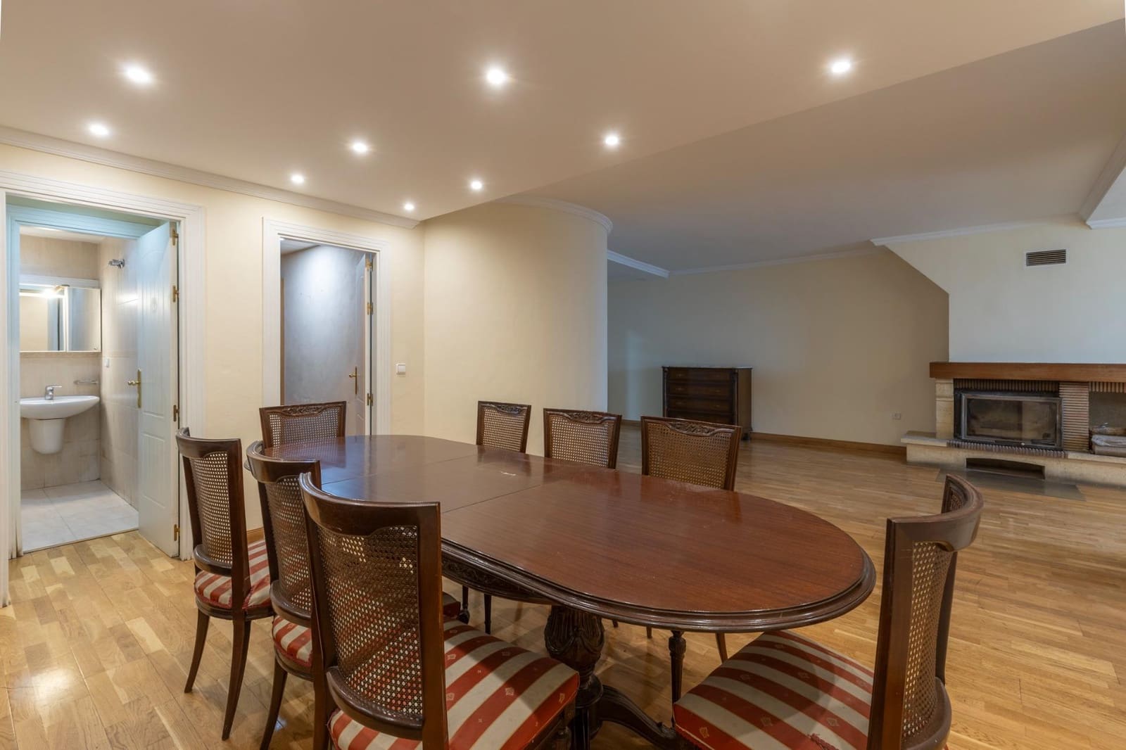 Adosado de 4 habitaciones en Granada ciudad en venta con piscina garaje - 565.000 € (Ref: 9141779)