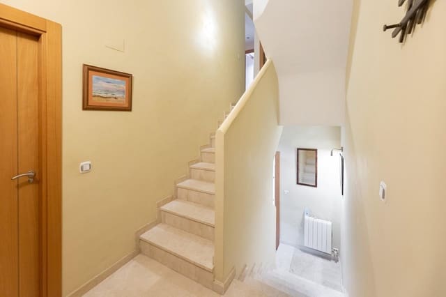 4 soveværelse Rækkehus til salg i Carretera de la Sierra, Granada by med swimmingpool garage - € 430.000 (Ref: 9188655)