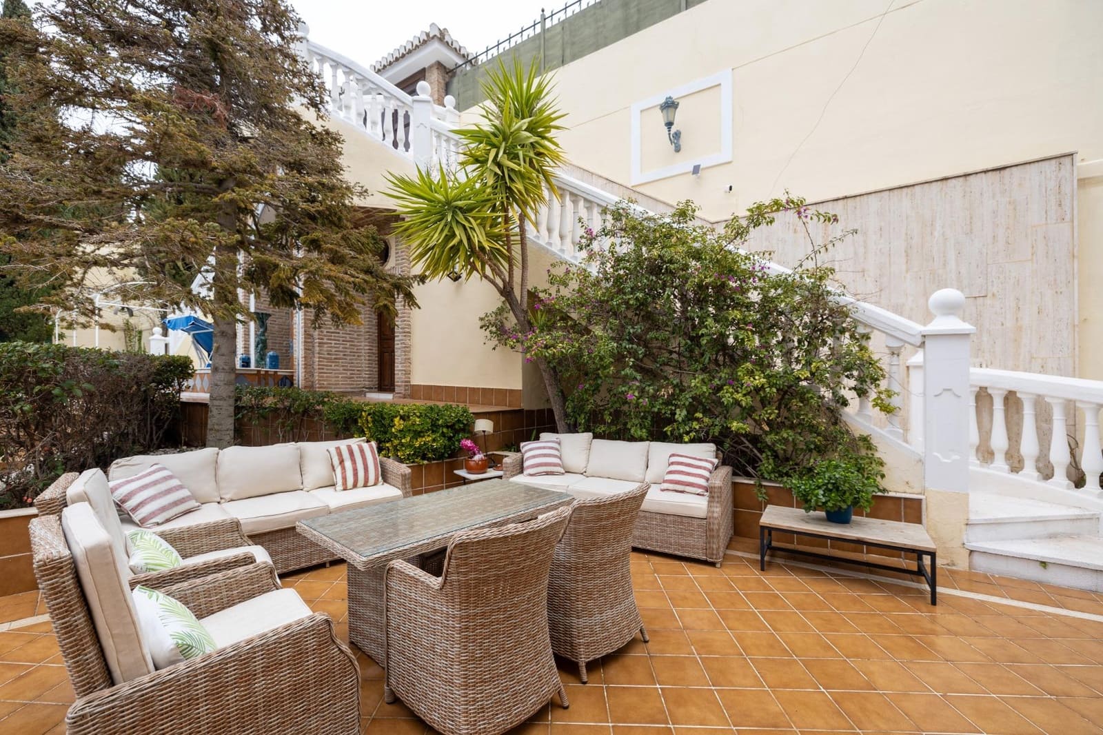 5 bedroom Villa for sale in Granada city with pool garage - € 1,100,000 (Ref: 9206691)