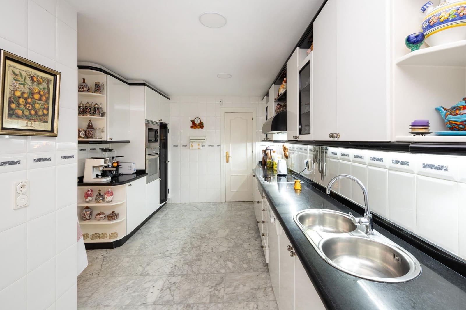 5 bedroom Villa for sale in Granada city with pool garage - € 1,100,000 (Ref: 9206691)