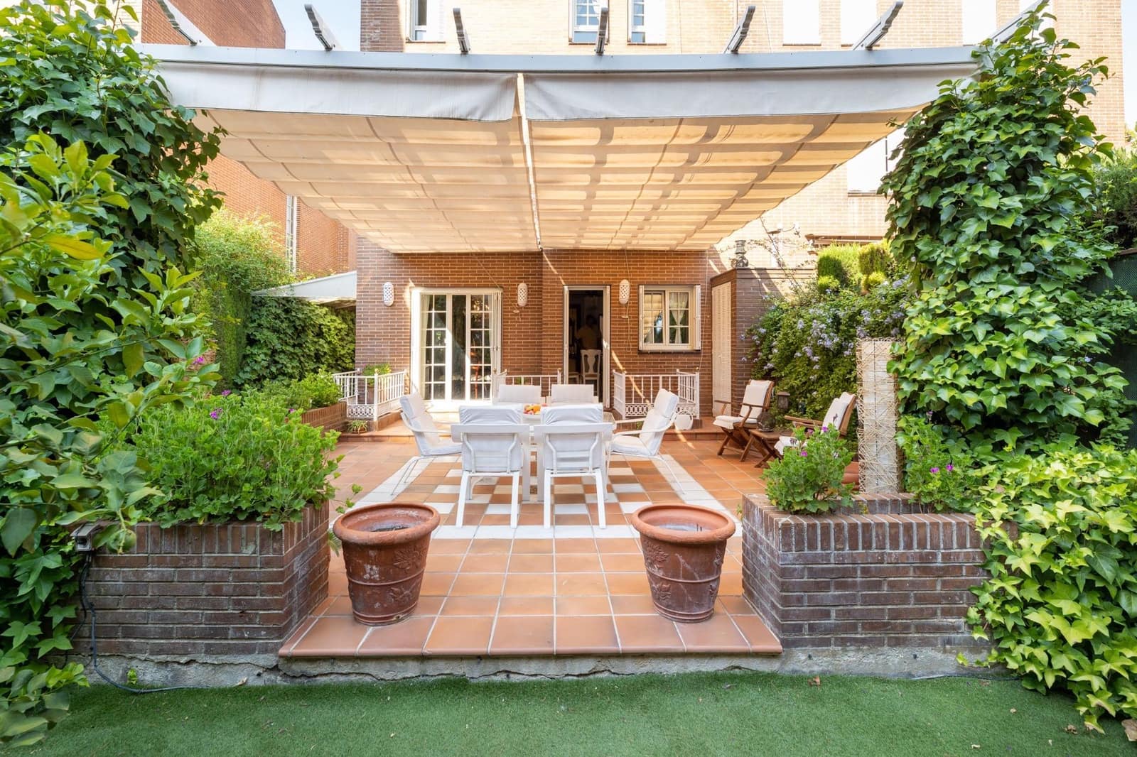 5 soveværelse Semi-Rækkehus til salg i Granada by med swimmingpool garage - € 950.000 (Ref: 9215309)