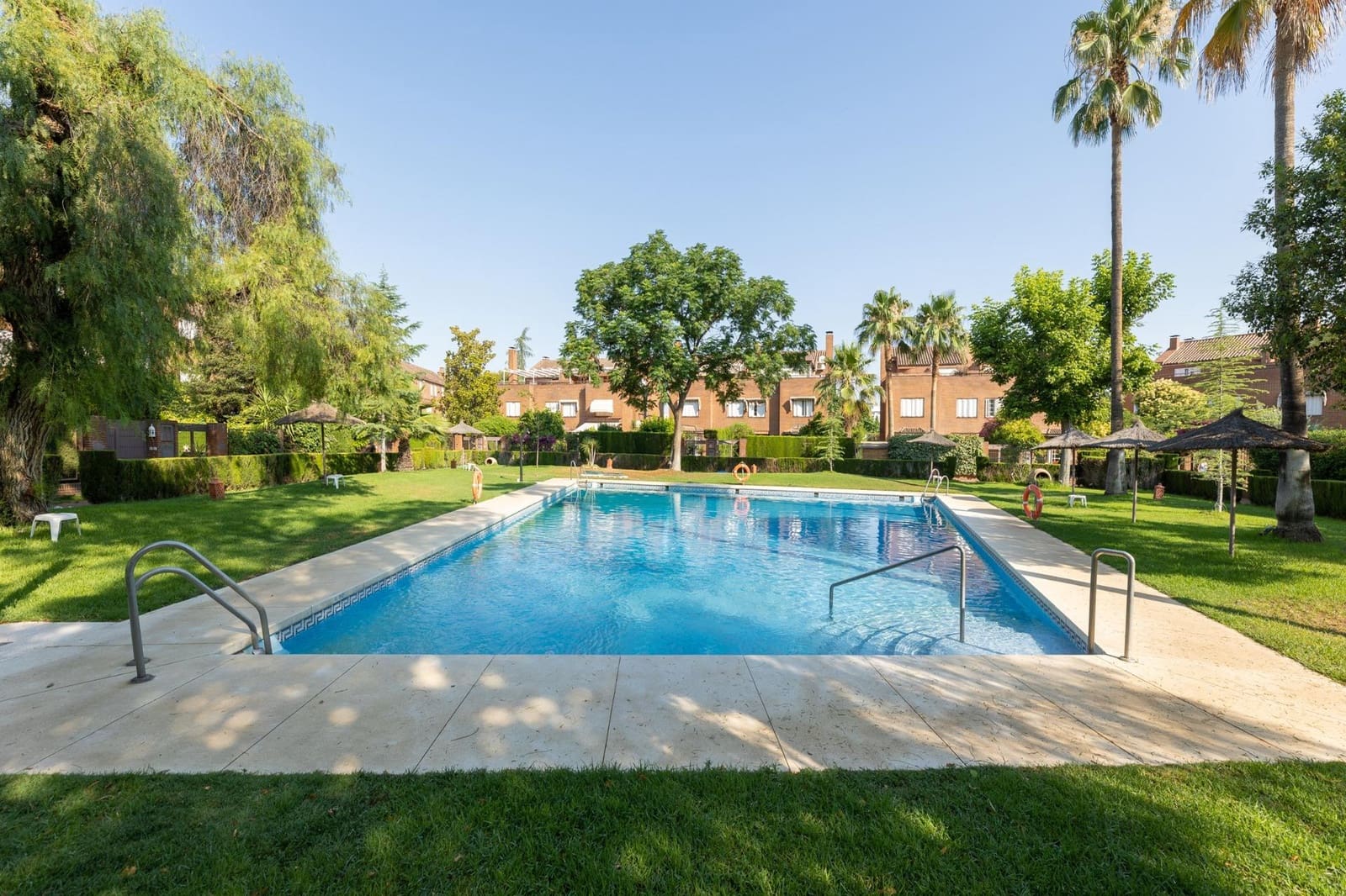 5 soveværelse Semi-Rækkehus til salg i Granada by med swimmingpool garage - € 950.000 (Ref: 9215309)