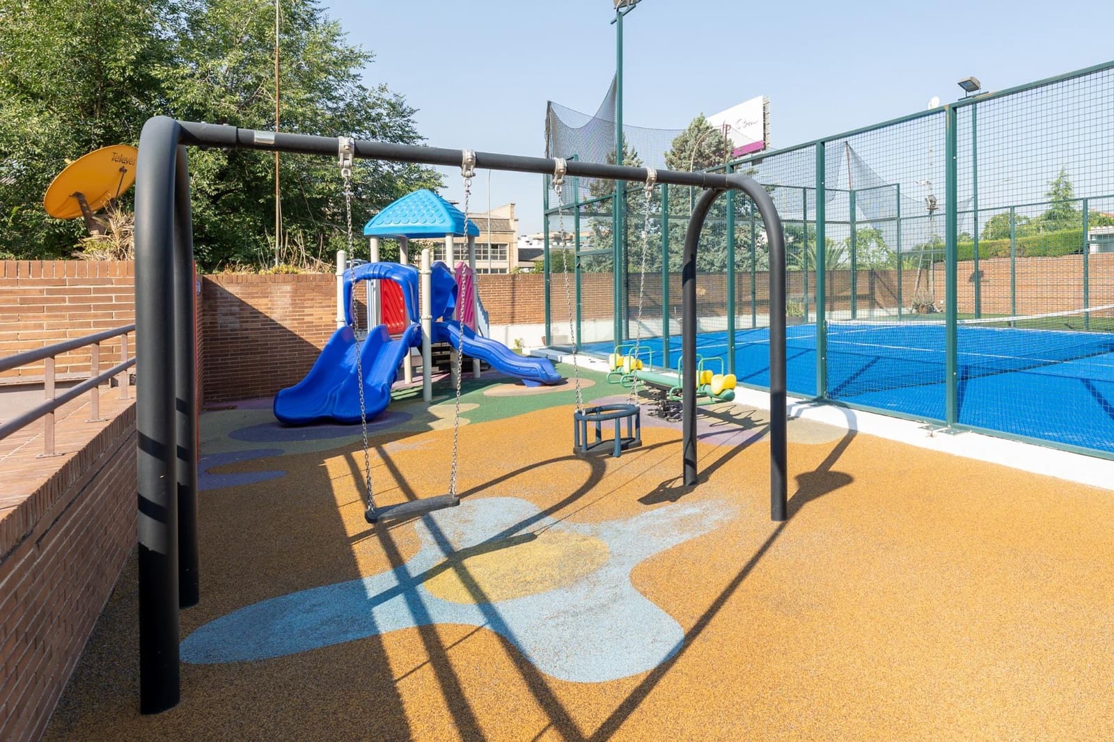 5 soveværelse Semi-Rækkehus til salg i Granada by med swimmingpool garage - € 950.000 (Ref: 9215309)