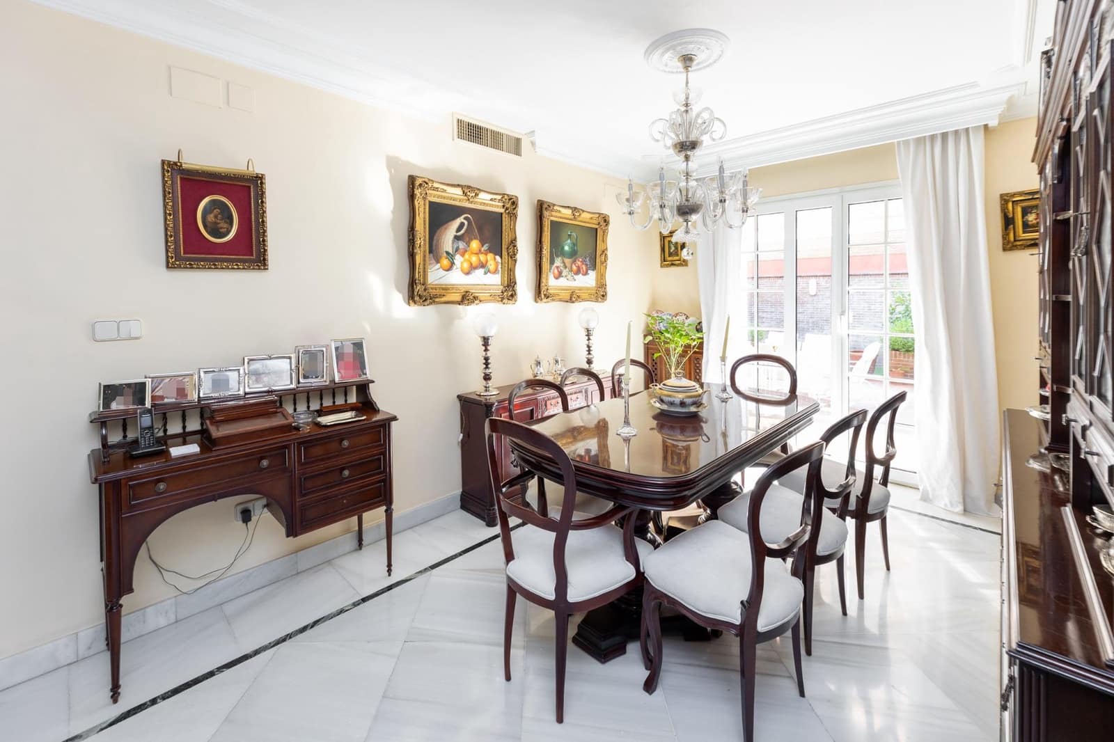 5 soveværelse Semi-Rækkehus til salg i Granada by med swimmingpool garage - € 950.000 (Ref: 9215309)