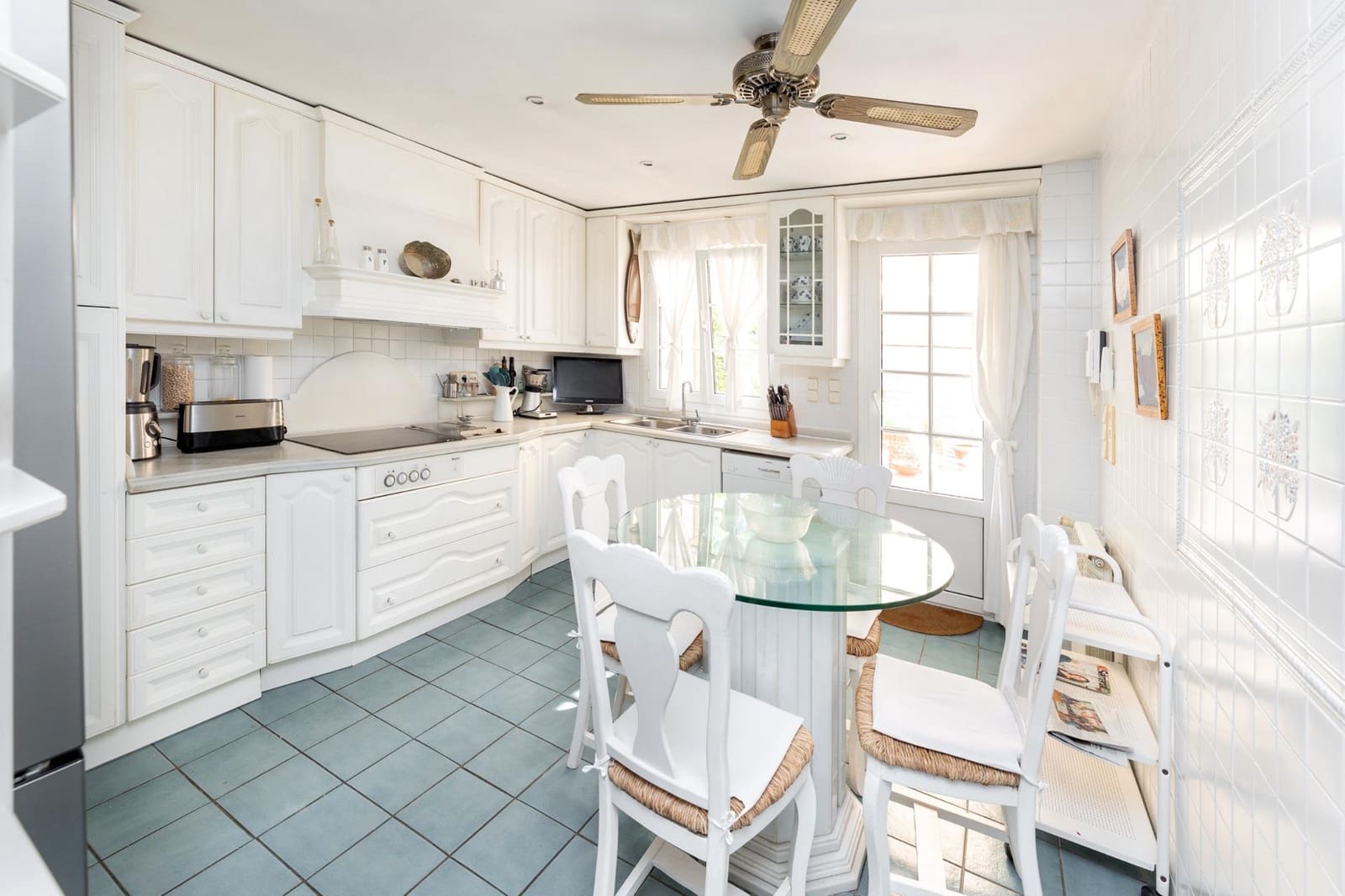 5 soveværelse Semi-Rækkehus til salg i Granada by med swimmingpool garage - € 950.000 (Ref: 9215309)