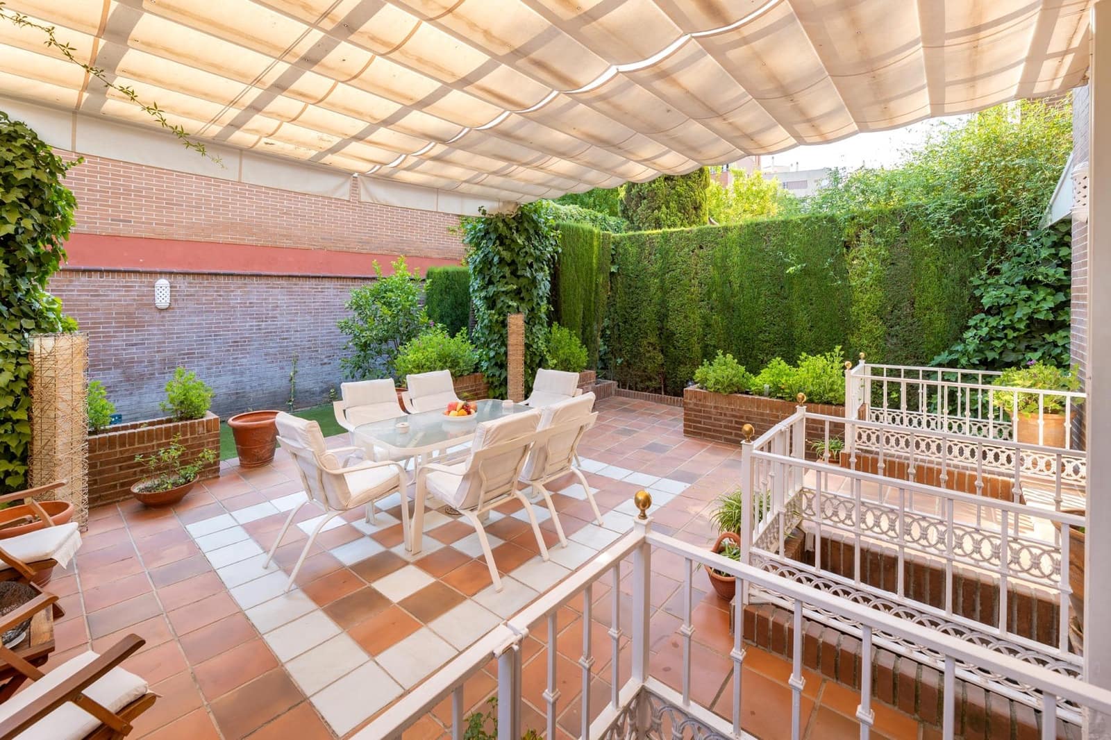 5 soveværelse Semi-Rækkehus til salg i Granada by med swimmingpool garage - € 950.000 (Ref: 9215309)