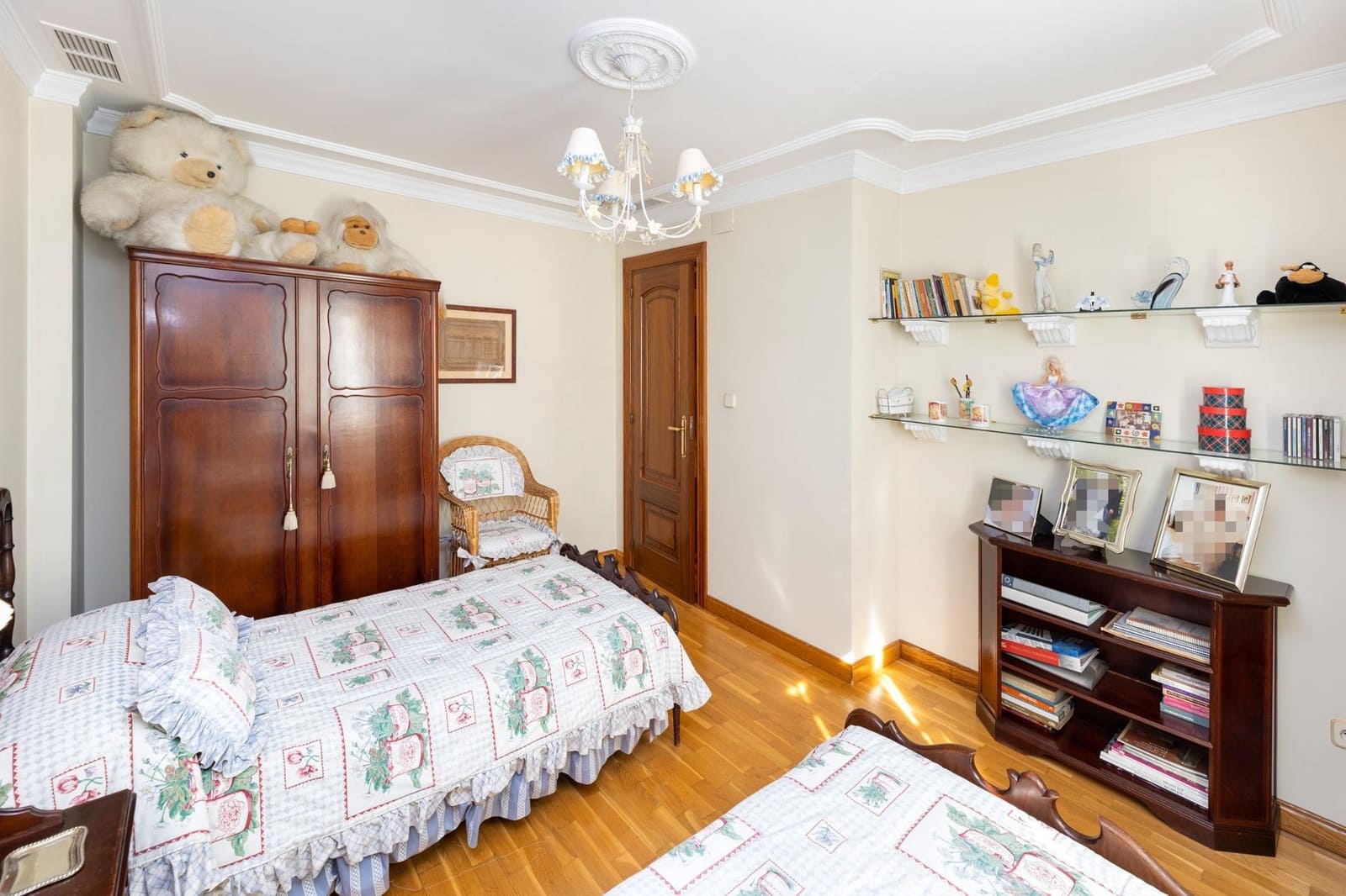 5 soveværelse Semi-Rækkehus til salg i Granada by med swimmingpool garage - € 950.000 (Ref: 9215309)