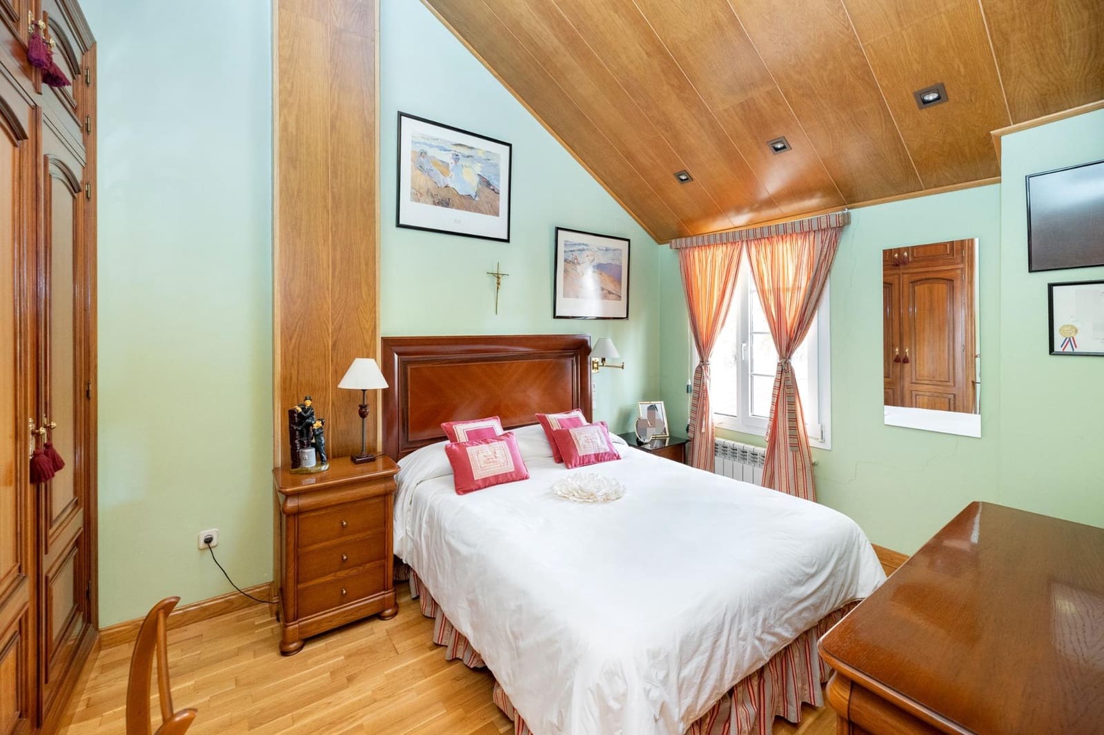 5 soveværelse Semi-Rækkehus til salg i Granada by med swimmingpool garage - € 950.000 (Ref: 9215309)