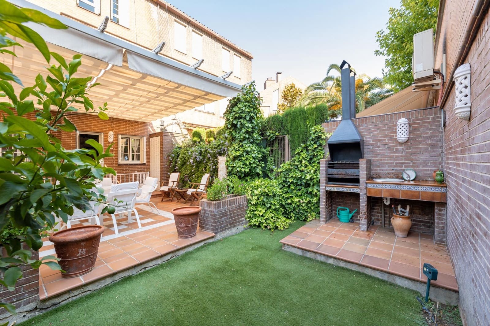 5 soveværelse Semi-Rækkehus til salg i Granada by med swimmingpool garage - € 950.000 (Ref: 9215309)