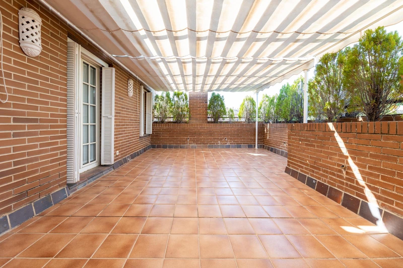 5 soveværelse Semi-Rækkehus til salg i Granada by med swimmingpool garage - € 950.000 (Ref: 9215309)