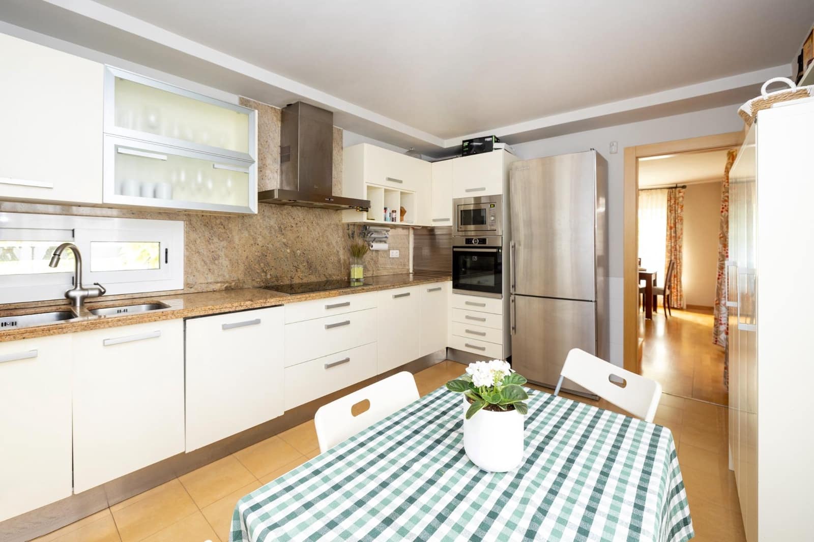 Chalet de 5 habitaciones en Granada ciudad en venta con garaje - 545.000 € (Ref: 9257574)