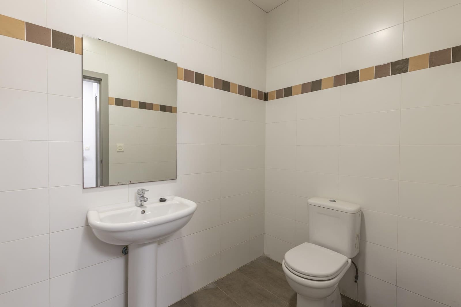 Biznes na sprzedaż w Durcal - 630 000 € (Ref: 9264370)