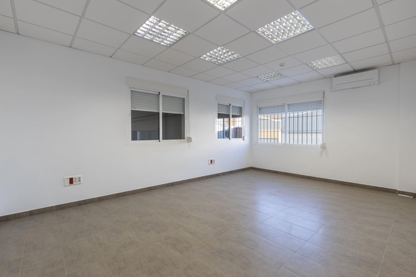 Biznes na sprzedaż w Durcal - 630 000 € (Ref: 9264370)