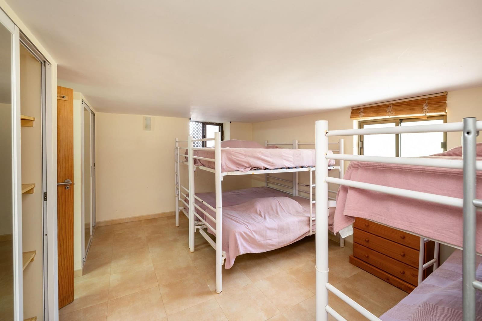 8 soveværelse Semi-Rækkehus til salg i Calahonda - € 480.000 (Ref: 9269581)