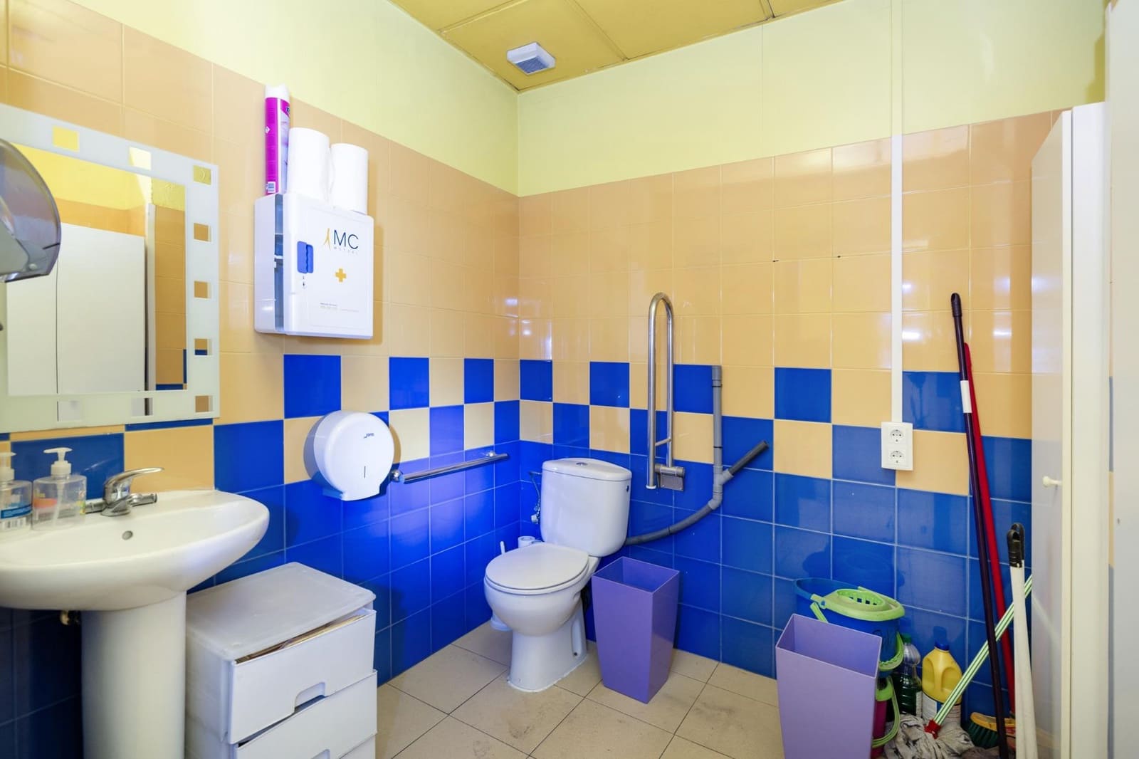 Erhverv til salg i Granada by - € 420.000 (Ref: 9269582)