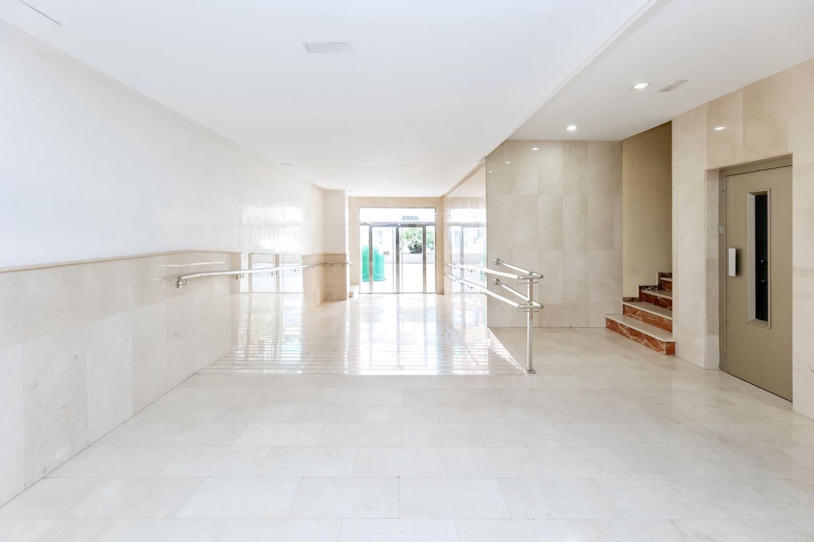 5 sovrum Lägenhet till salu i Granada stad med garage - 380 000 € (Ref: 9269587)