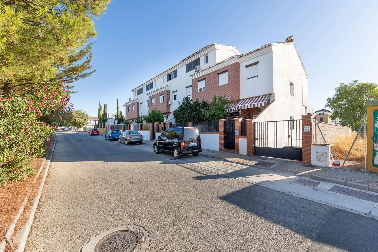 4 slaapkamer Rijtjeshuis te koop in Atarfe met zwembad garage - € 255.000 (Ref: 9272482)