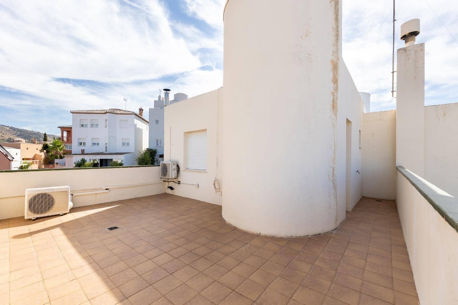 3 soveværelse Villa til salg i Granada by med swimmingpool garage - € 699.000 (Ref: 9272489)