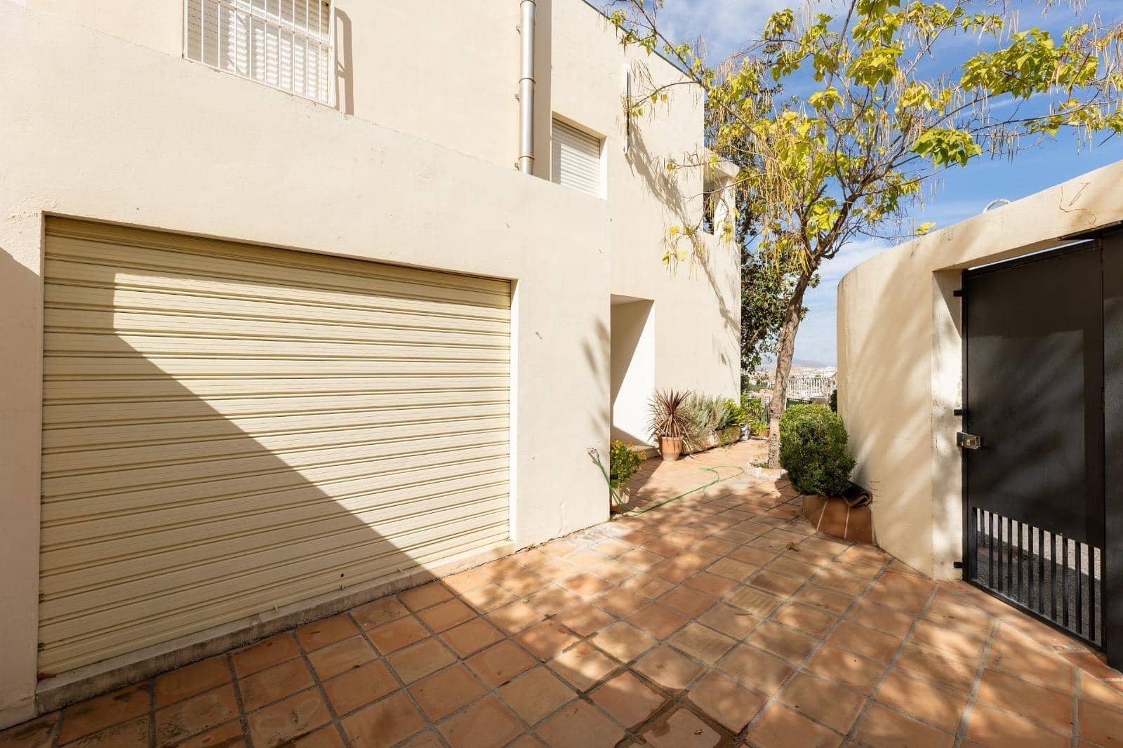 3 soveværelse Villa til salg i Granada by med swimmingpool garage - € 699.000 (Ref: 9272489)