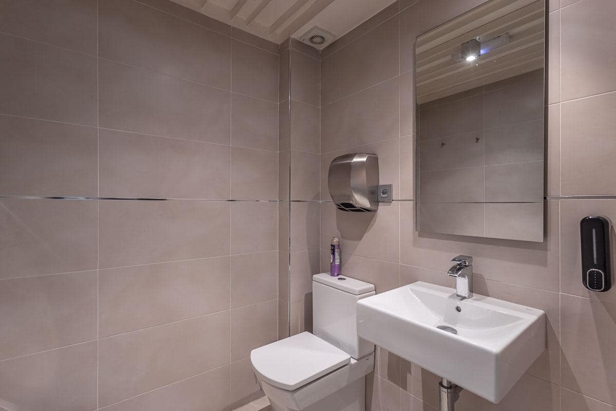 Commercieel te koop in Granada stad - € 495.000 (Ref: 9285403)