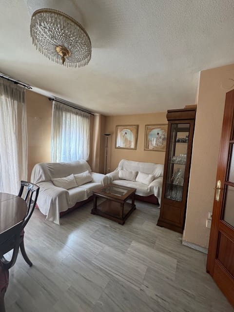 3 slaapkamer Appartement te huur in Granada stad met zwembad - € 900 (Ref: 9287715)