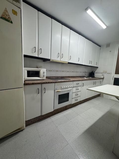 3 slaapkamer Appartement te huur in Granada stad met zwembad - € 900 (Ref: 9287715)