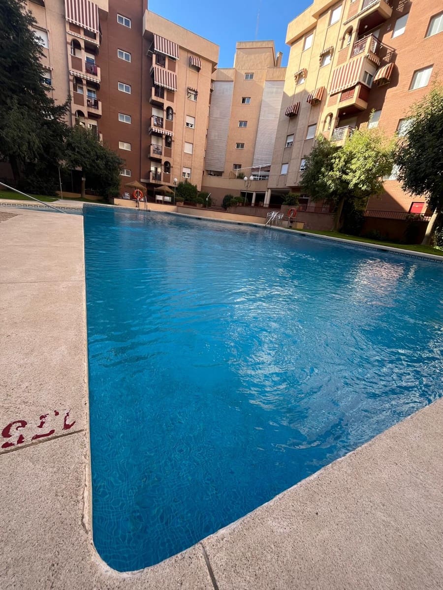 3 slaapkamer Appartement te huur in Granada stad met zwembad - € 900 (Ref: 9287715)