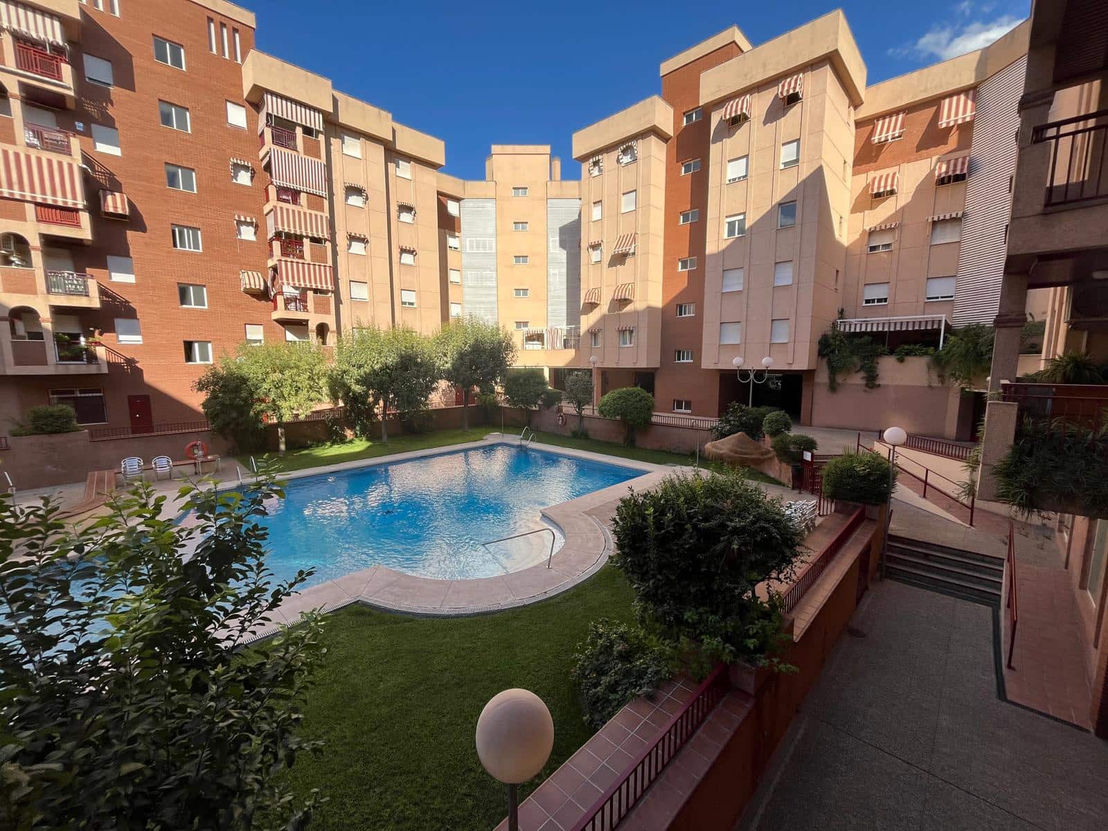 3 slaapkamer Appartement te huur in Granada stad met zwembad - € 900 (Ref: 9287715)