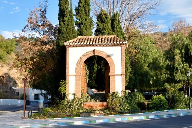 12 slaapkamer Rijtjeshuis te koop in Lanjarón - € 125.000 (Ref: 9311101)