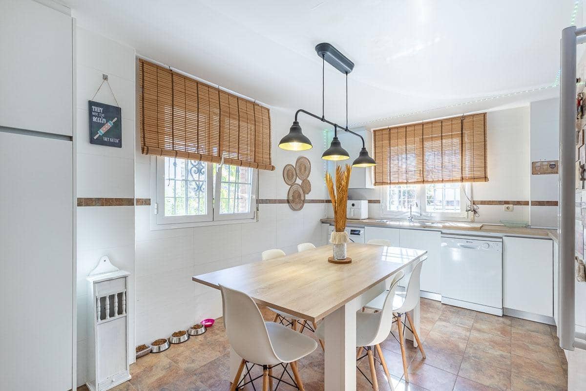 4 sypialnia Willa na sprzedaż w Huetor Vega z basenem - 445 000 € (Ref: 9311114)