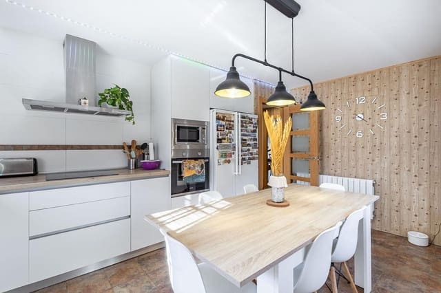 4 soveværelse Villa til salg i Huétor Vega med swimmingpool - € 445.000 (Ref: 9311114)