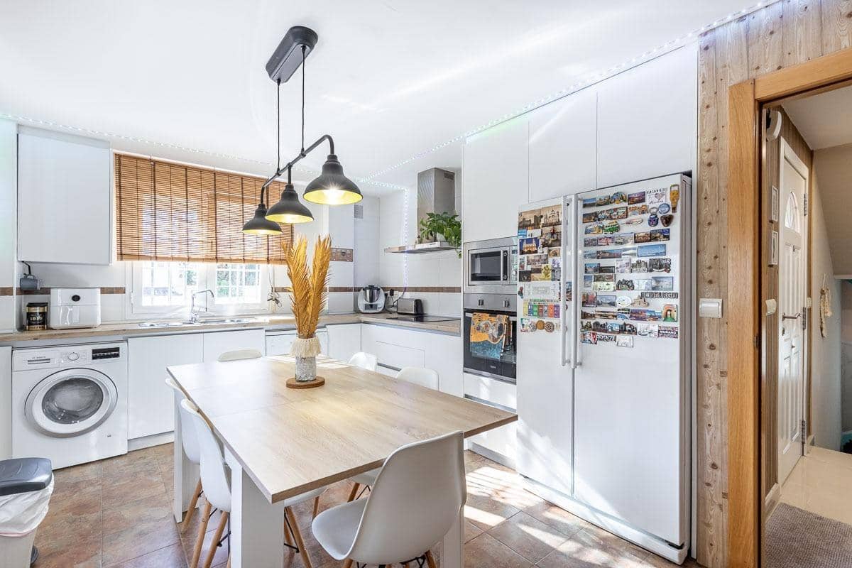 4 sypialnia Willa na sprzedaż w Huetor Vega z basenem - 445 000 € (Ref: 9311114)