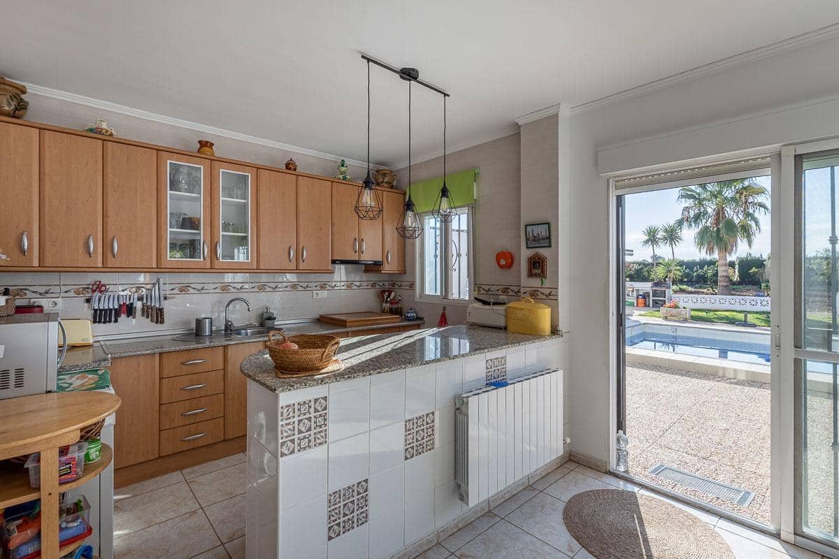 4 soveværelse Villa til salg i Moraleda de Zafayona med swimmingpool garage - € 279.000 (Ref: 9318031)