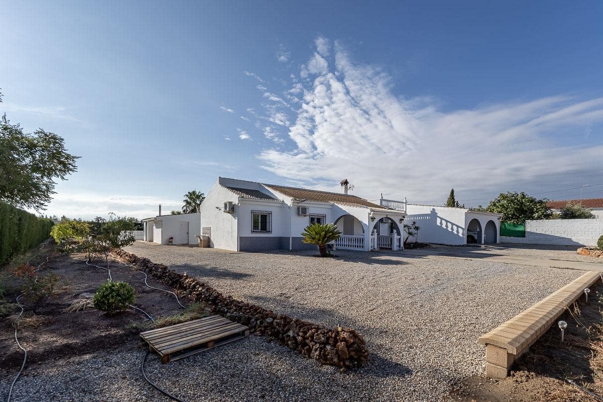 4 soveværelse Villa til salg i Moraleda de Zafayona med swimmingpool garage - € 279.000 (Ref: 9318031)