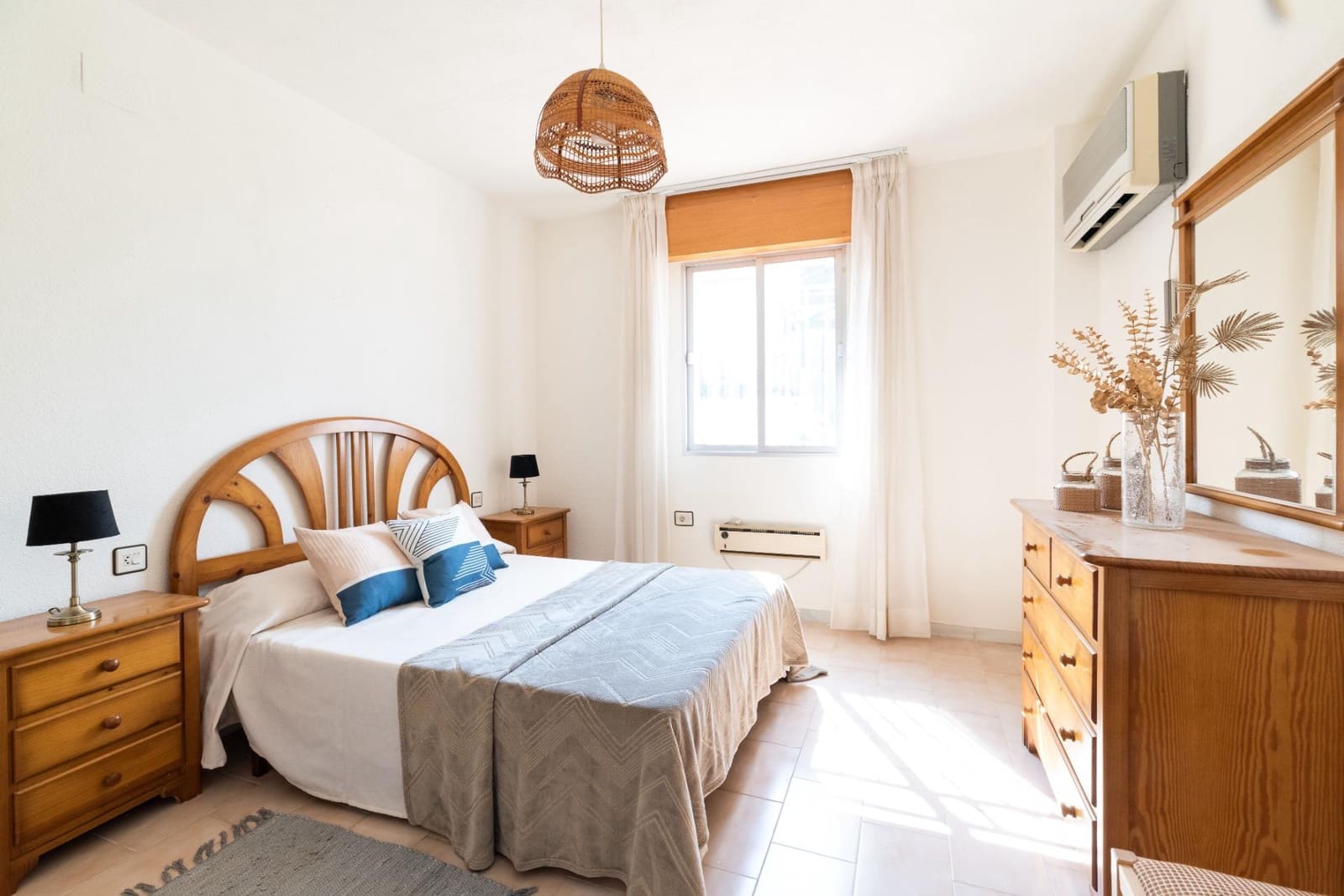 4 bedroom Villa for sale in Peligros with pool garage - € 249,900 (Ref: 9321806)