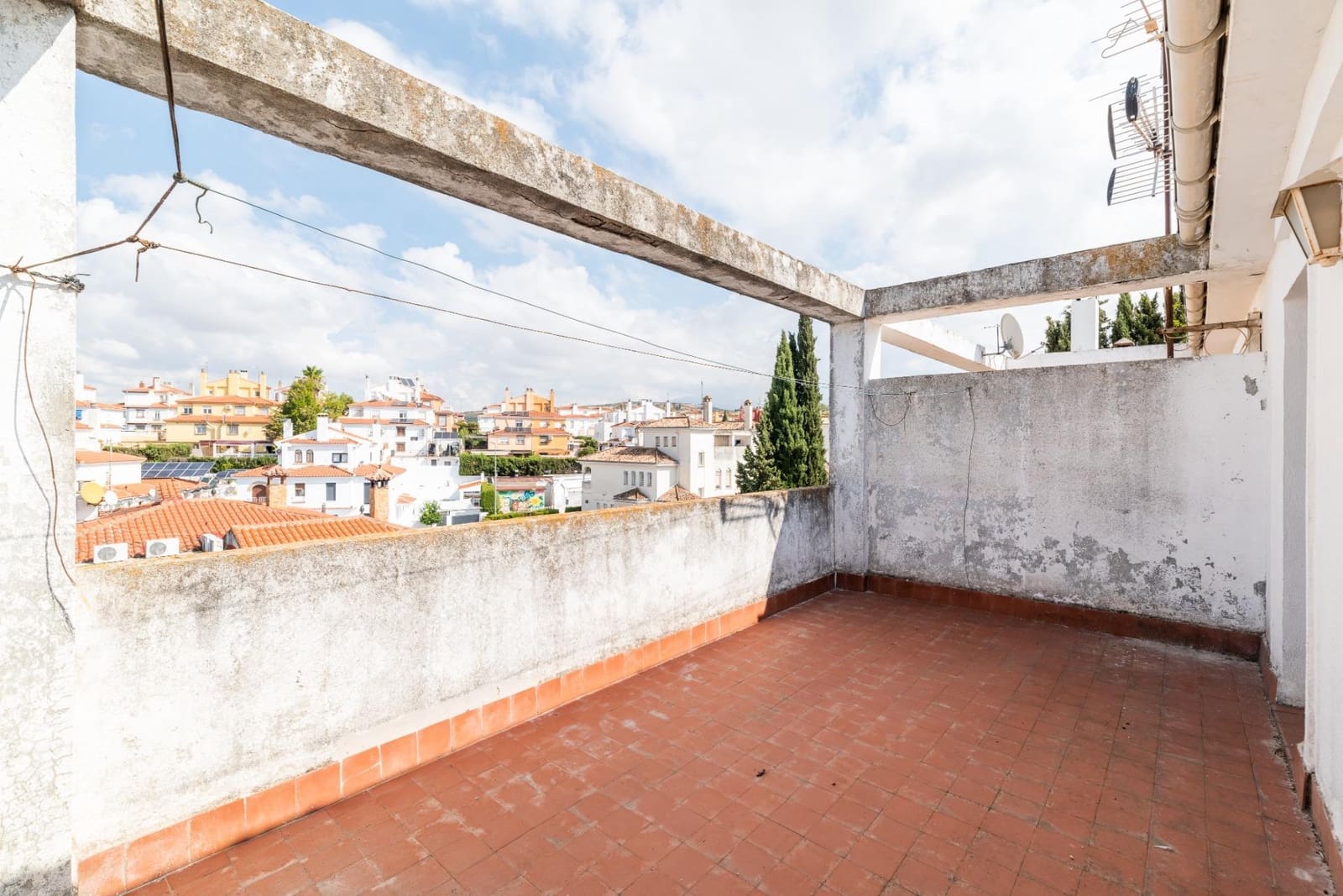 4 bedroom Villa for sale in Peligros with pool garage - € 249,900 (Ref: 9321806)