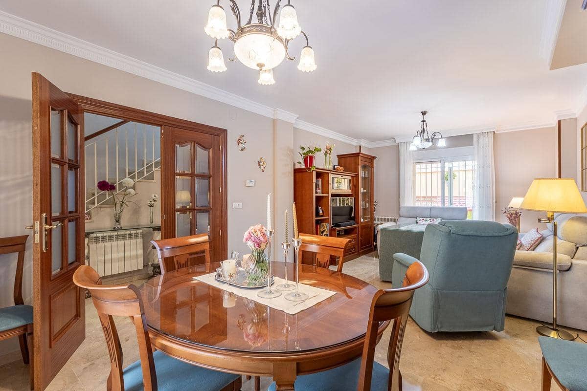 4 sypialnia Dom szeregowy na sprzedaż w Miasto Grenada z garażem - 335 000 € (Ref: 9335258)