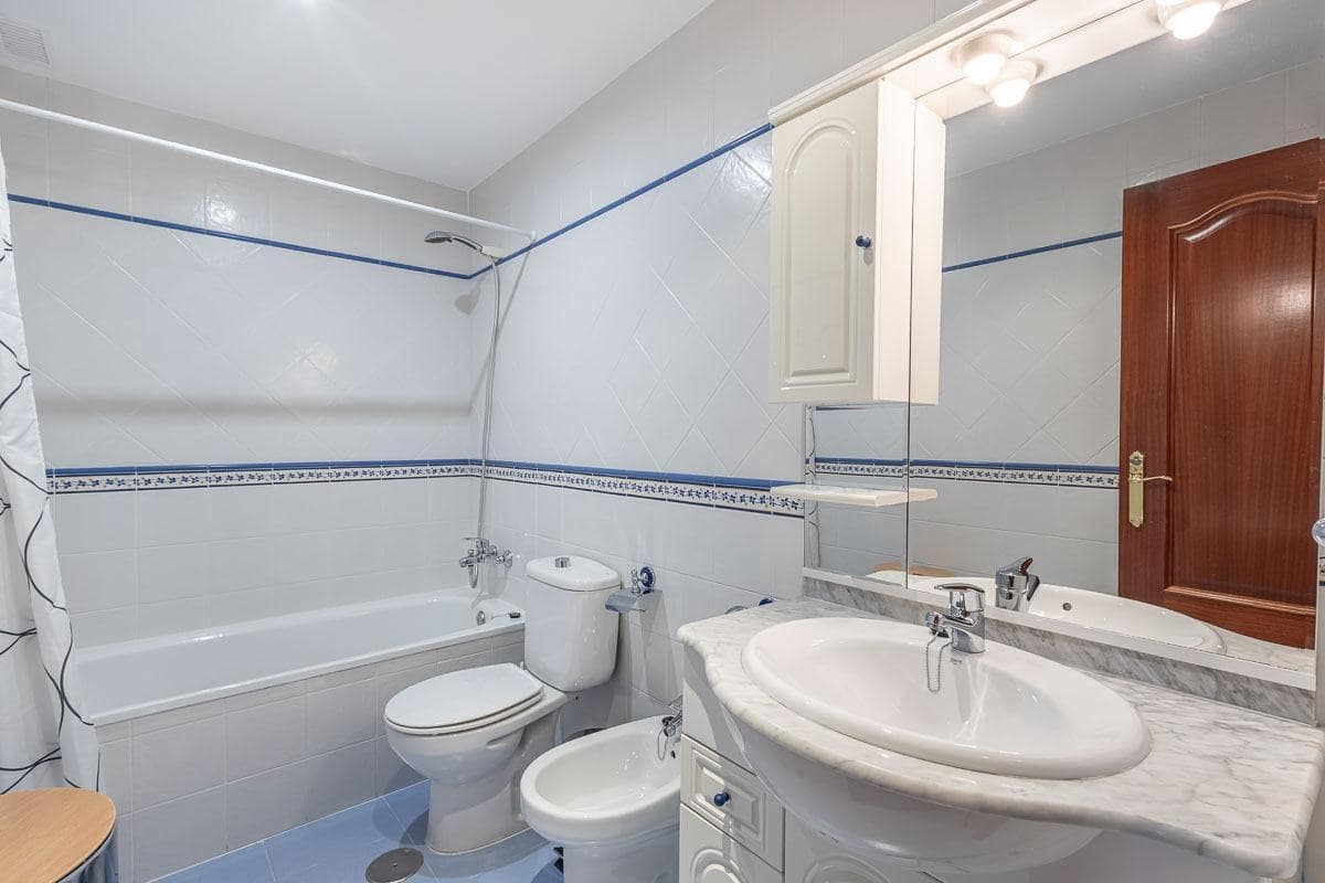 4 sypialnia Dom szeregowy na sprzedaż w Miasto Grenada z garażem - 335 000 € (Ref: 9335258)