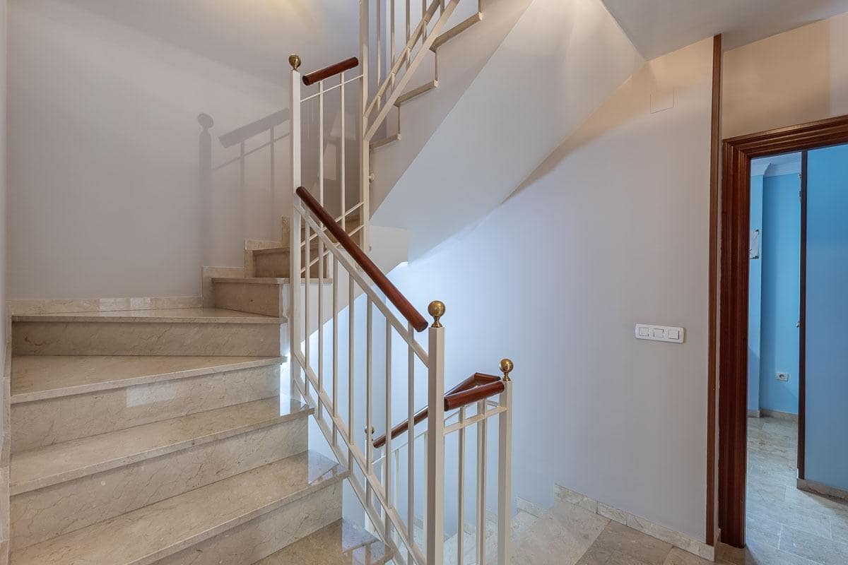 4 sypialnia Dom szeregowy na sprzedaż w Miasto Grenada z garażem - 335 000 € (Ref: 9335258)