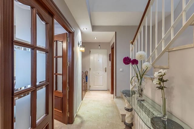 4 sypialnia Dom szeregowy na sprzedaż w Miasto Grenada z garażem - 335 000 € (Ref: 9335258)