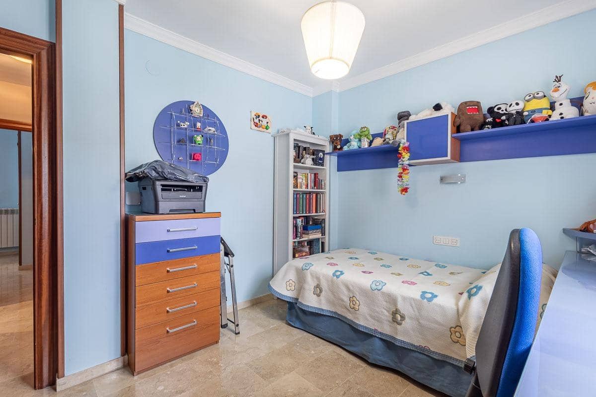 4 sypialnia Dom szeregowy na sprzedaż w Miasto Grenada z garażem - 335 000 € (Ref: 9335258)