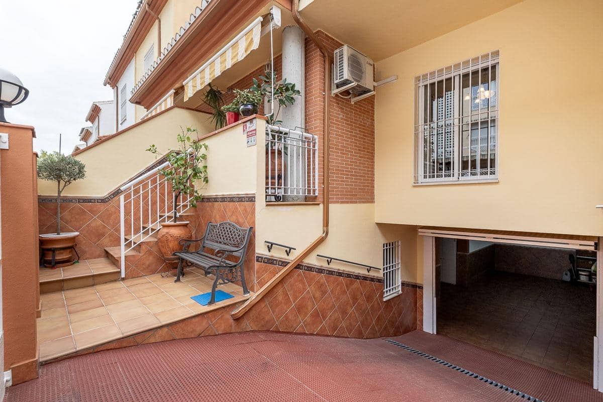 4 sypialnia Dom szeregowy na sprzedaż w Miasto Grenada z garażem - 335 000 € (Ref: 9335258)