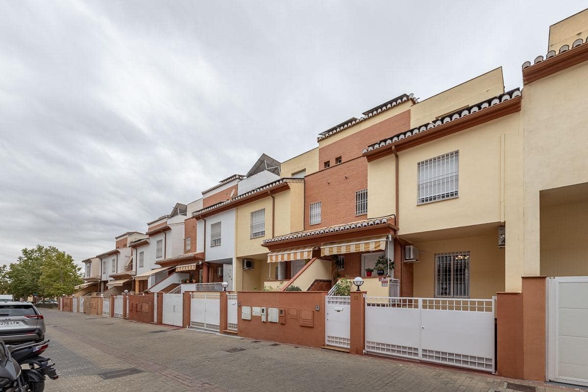 4 sypialnia Dom szeregowy na sprzedaż w Miasto Grenada z garażem - 335 000 € (Ref: 9335258)