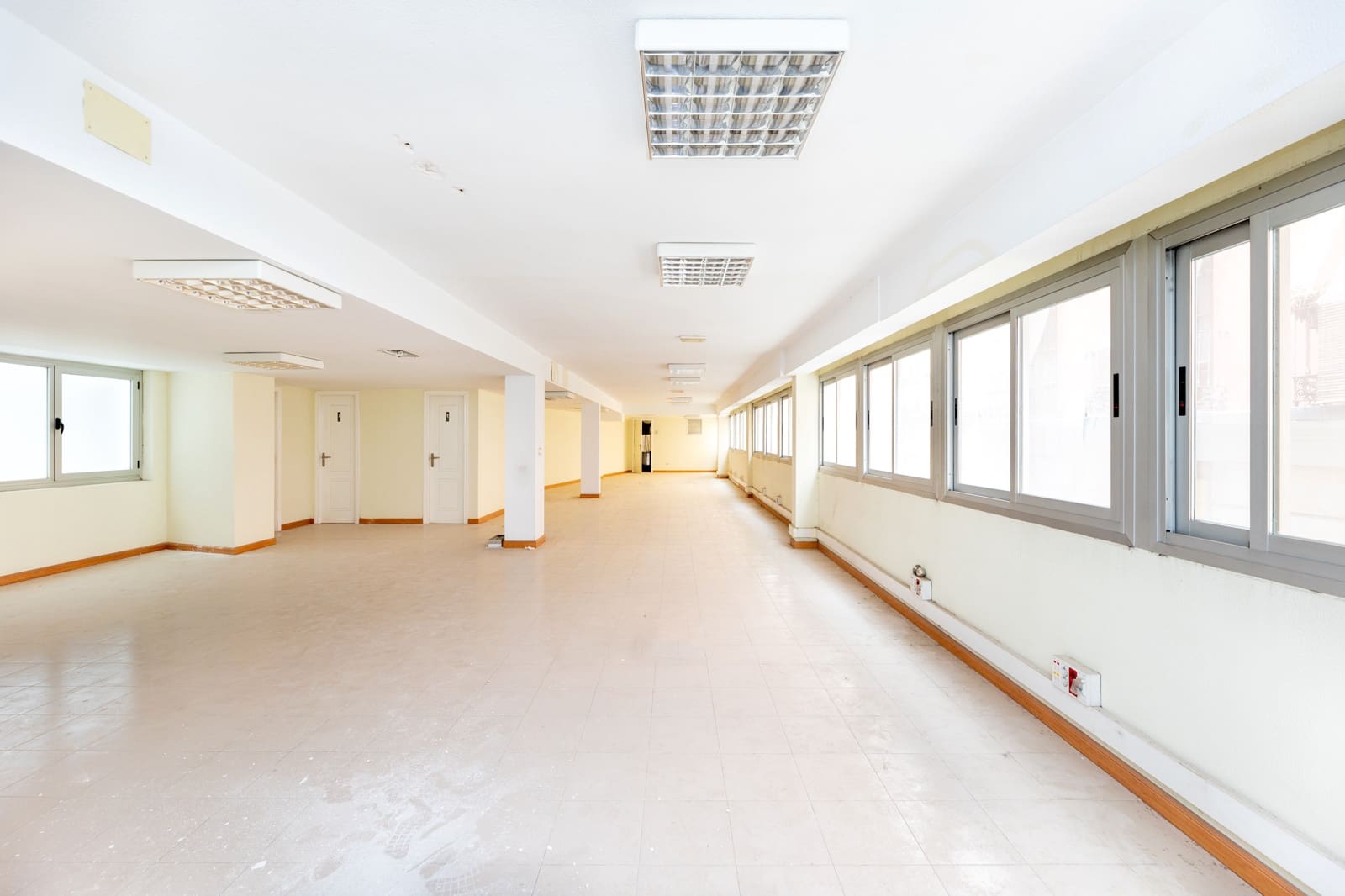 Kontor til salgs i Granada by - € 347 000 (Ref: 9347166)