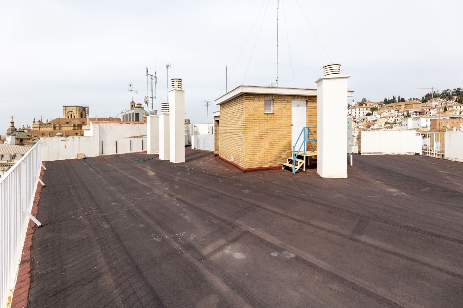 Kontor til salgs i Granada by - € 347 000 (Ref: 9347166)