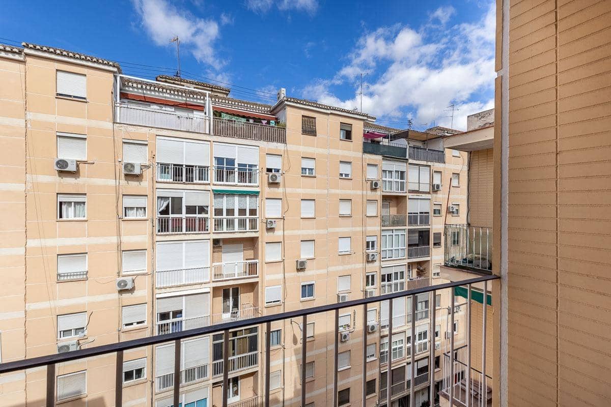 Piso de 3 habitaciones en Granada ciudad en venta - 250.000 € (Ref: 9347171)