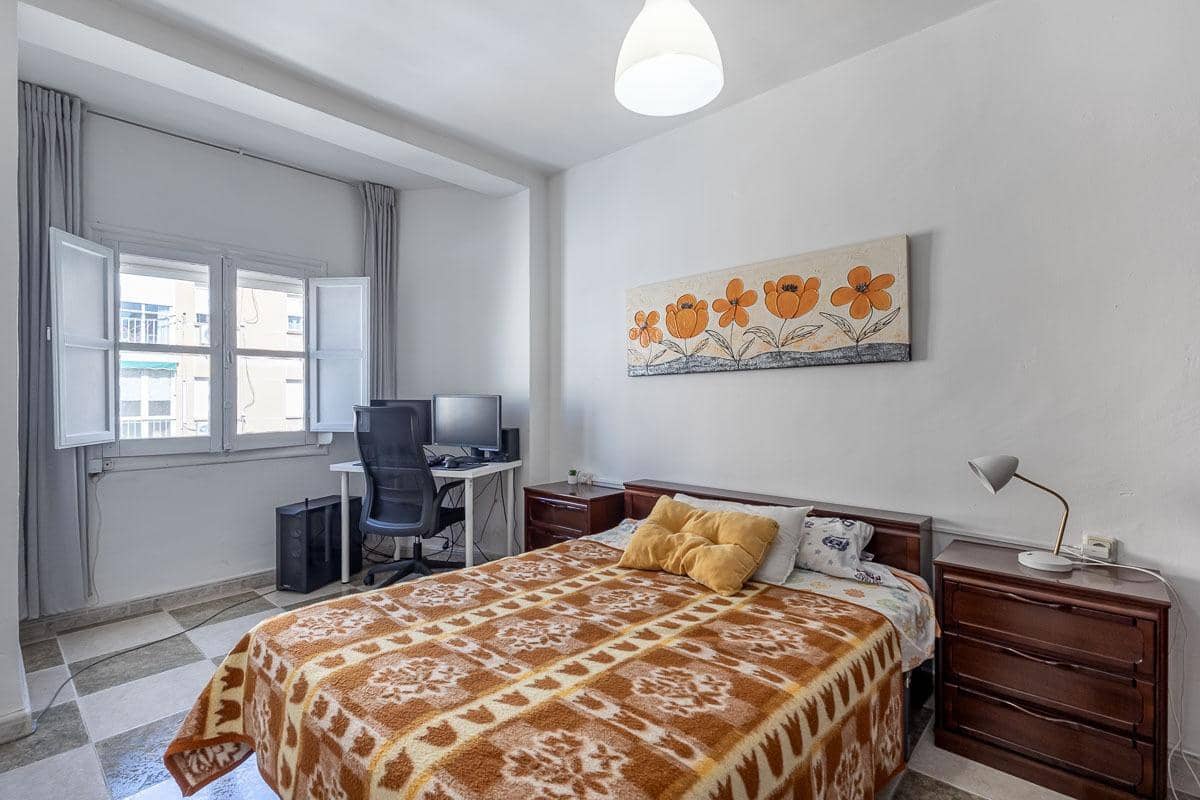 Piso de 3 habitaciones en Granada ciudad en venta - 250.000 € (Ref: 9347171)